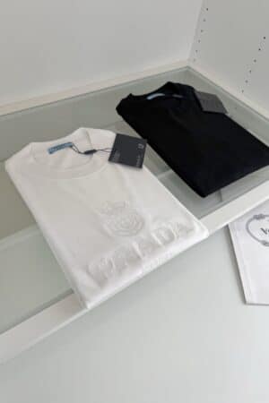 [프라다] 엠보스드 실리콘 로고 블랙 코튼 티셔츠 (2 COLORS)