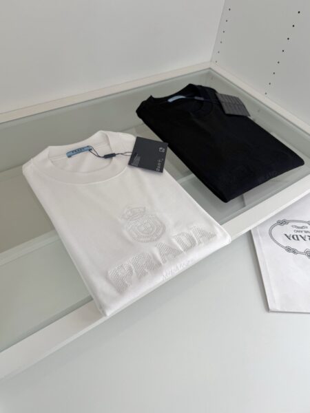 [프라다] 엠보스드 실리콘 로고 블랙 코튼 티셔츠 (2 COLORS)