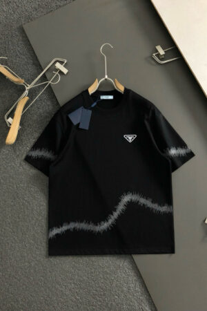 [프라다] 사운드웨이브 자수 로고 티셔츠