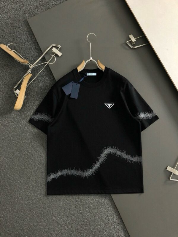 [프라다] 사운드웨이브 자수 로고 티셔츠