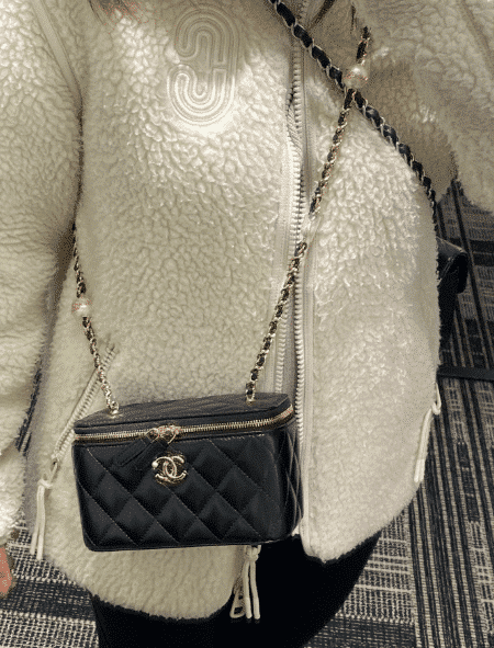 [샤넬] 베니티백 램스킨 블랙 체인 금장 AP4285