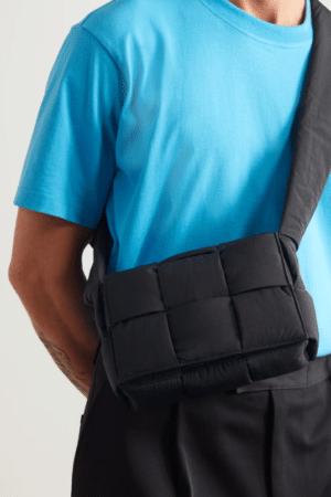 [보테가베네타] 스몰 패디드 테크 카세트 숄더백 755182VBO818803