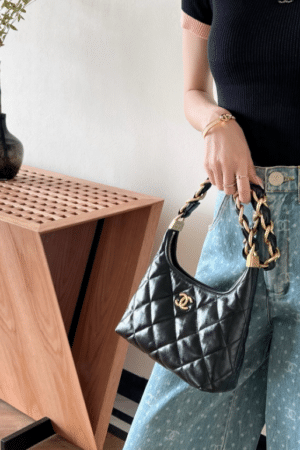 [샤넬] 스몰 호보백 블랙 램스킨 AS4922