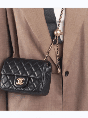 [샤넬] 클래식 플랩백(쁘띠삭) 골든볼 블랙 램스킨  A35200