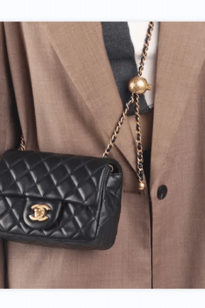 [샤넬] 클래식 플랩백(쁘띠삭) 골든볼 블랙 램스킨  A35200