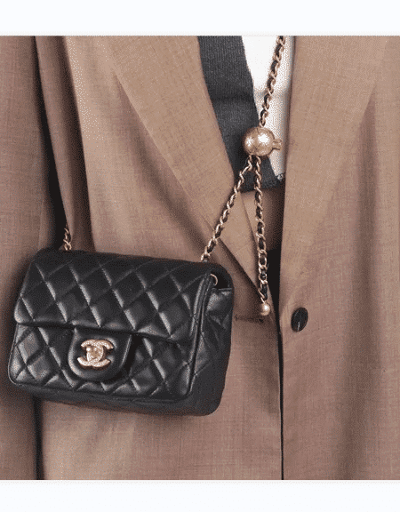 [샤넬] 클래식 플랩백(쁘띠삭) 골든볼 블랙 램스킨  A35200