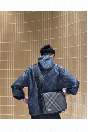 [버버리] 그리드 메신저 크로스백 8097351