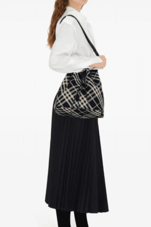 [버버리] 체크 미디엄 버킷백 8093871 (2 Colors)