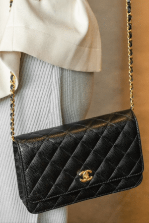 [샤넬] 클래식 캐비어 체인 지갑 WOC 턴락 AP4241