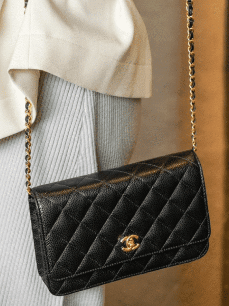 [샤넬] 클래식 캐비어 체인 지갑 WOC 턴락 AP4241