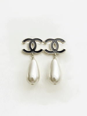 [샤넬] CC 로고 진주 드롭 귀고리 (2 COLORS)