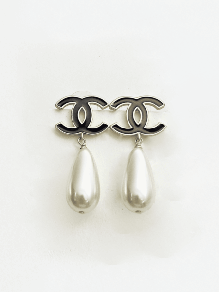 [샤넬] CC 로고 진주 드롭 귀고리 (2 COLORS)