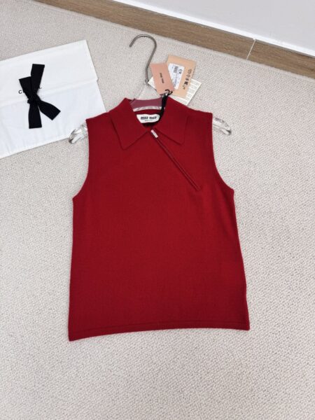 [미우미우] 슬리브리스 캐시미어 폴로 셔츠 MML00D