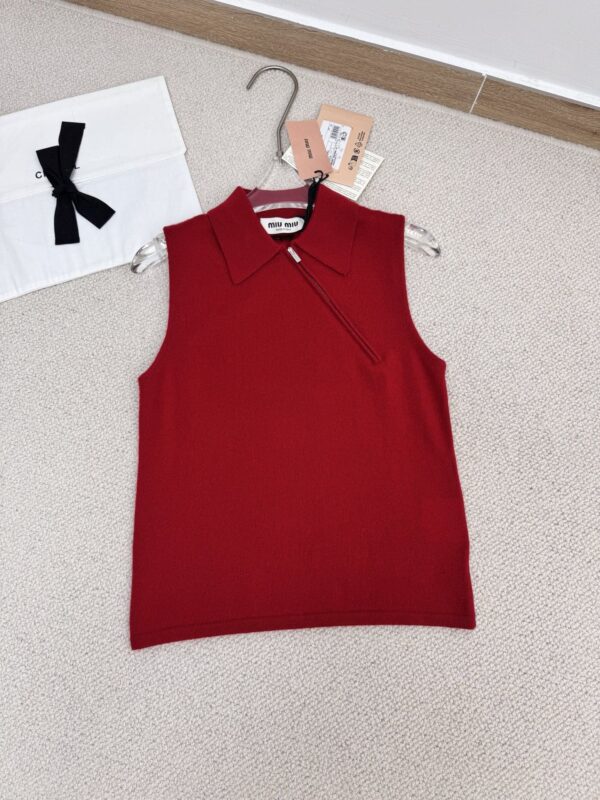 [미우미우] 슬리브리스 캐시미어 폴로 셔츠 MML00D