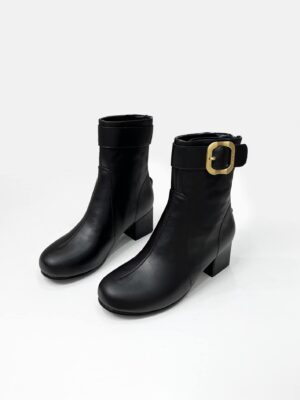 [미우미우] 버클 장식 나파 가죽 앵클 부츠