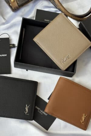 [생로랑] 그레인 가죽 소재의 미니 CASSANDRE 지갑 607727 (3 COLORS)