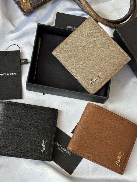 [생로랑] 그레인 가죽 소재의 미니 CASSANDRE 지갑 607727 (3 COLORS)