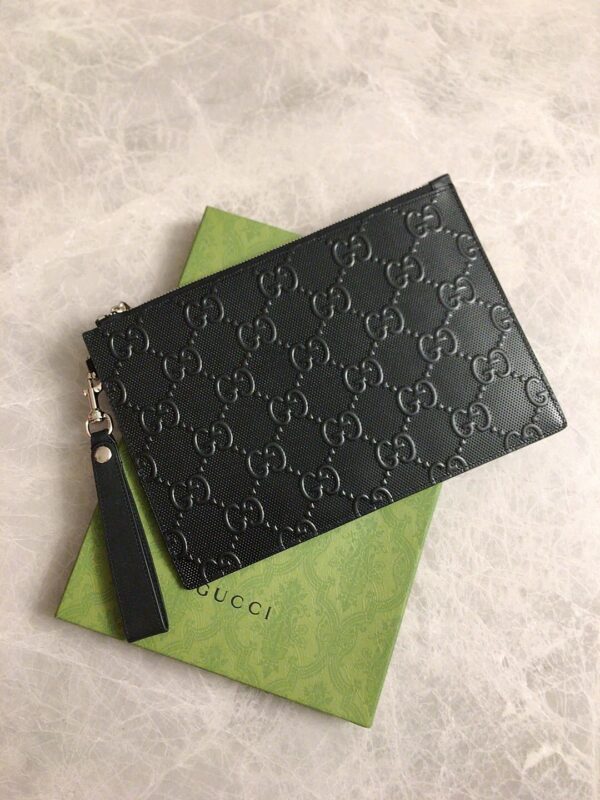 [구찌] GG 엠보스(양각) 클러치