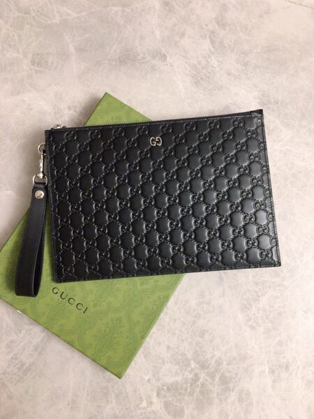 [구찌] GG 엠보스 클러치