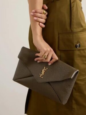 [생로랑] 램스킨 소재의 cassandre 라지 엔벨로프 파우치 769307