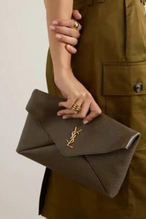[생로랑] 램스킨 소재의 cassandre 라지 엔벨로프 파우치 769307