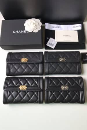 [샤넬] 캐비어 보이 플랩 중지갑 A84302 (4 Colors)