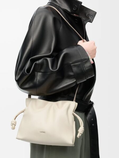 [로에베] 미니 플라멩코 클러치 나파 카프스킨 씨솔트 A411FC2X73