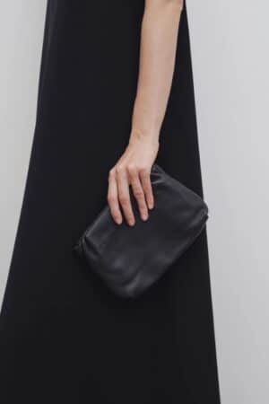 [더 로우] 부어스 가죽 클러치 백 W1280L97BLPL