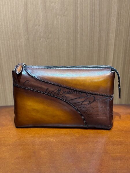 [벨루티] TERSIO SCRITTO 패턴 가죽 손가방