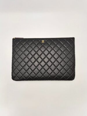 [샤넬] 클래식 클러치 라지 램스킨 블랙 금장 A82552