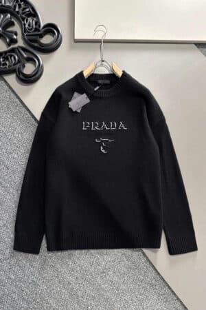 [프라다] 엠보싱 로고 스웨터 (2 COLORS)
