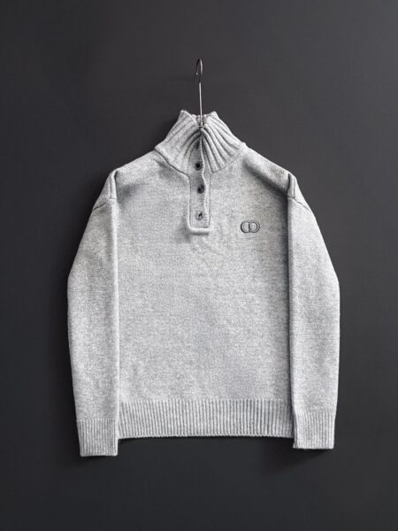 [디올] 터틀넥 버튼업 스웨터 (2 COLORS)