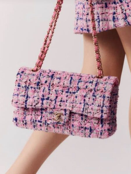 [샤넬] 23s 클래식 플랩 체인백 미디엄 트위드 핑크 A01112 B10294 NM478