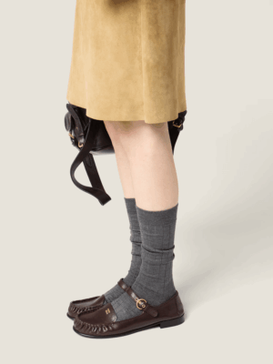 [미우미우] 스트랩 디테일의 레더 로퍼 (2 COLORS)