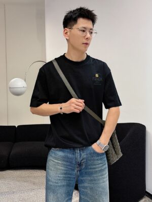 [펜디] 자수 로고 티셔츠 (2 COLORS)