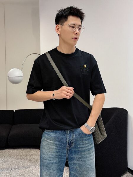 [펜디] 자수 로고 티셔츠 (2 COLORS)