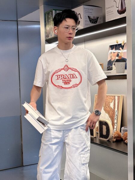 [프라다] 밀라노 로고 티셔츠 (2 COLORS)