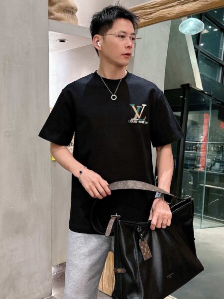 [루이비통] 자수 반팔 티셔츠 (2 COLORS)