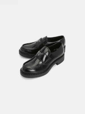 [프라다] 브러시드 레더 로퍼 2DE127