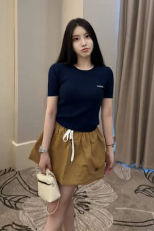 [미우미우] 로고 패치 립드 티셔츠 (2 COLORS)