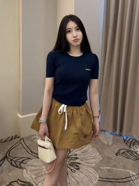 [미우미우] 로고 패치 립드 티셔츠 (2 COLORS)