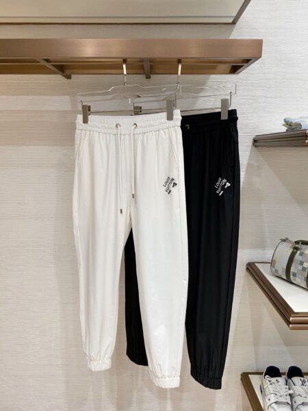 [루이비통] 자수 로고 조거 팬츠 (2 COLORS)