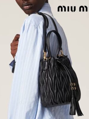 [미우미우] 마테라쎄 나파 가죽 버킷백 5BE085