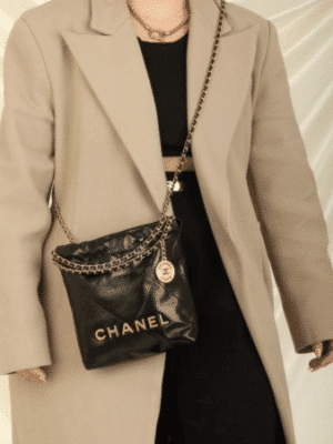 [베트남 출고] 샤넬 22 미니 핸드백 샤이니 카프스킨 골드 메탈 블랙  AS3980