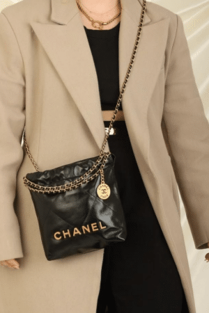 [베트남 출고] 샤넬 22 미니 핸드백 샤이니 카프스킨 골드 메탈 블랙  AS3980