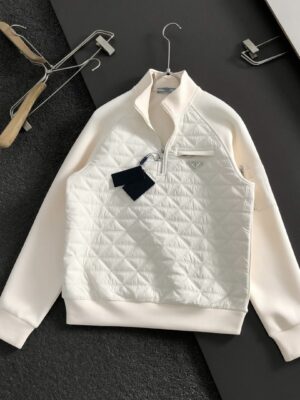 [프라다] 삼각 퀼팅 하프집업 맨투맨 (2 COLORS)