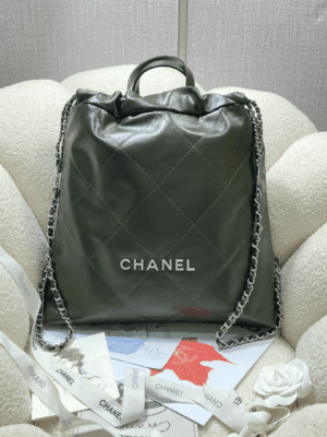 [샤넬] 22 라지 백팩 샤이니 카키 카프스킨 AS3859