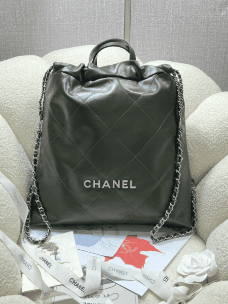 [샤넬] 22 라지 백팩 샤이니 카키 카프스킨 AS3859