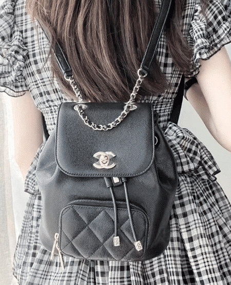 [샤넬] 22B 비지니스 어피니티 백팩 스몰 블랙 케비어 카프스킨 샴페인골드 메탈 AS3530