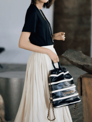 [샤넬] 22 백팩 샤이니 카프스킨 골드톤 메탈 AS3859